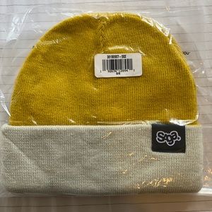 Unisex white and yellow Saga snowboard beanie